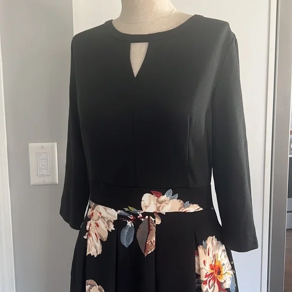 Dress - Picture 4 of 4